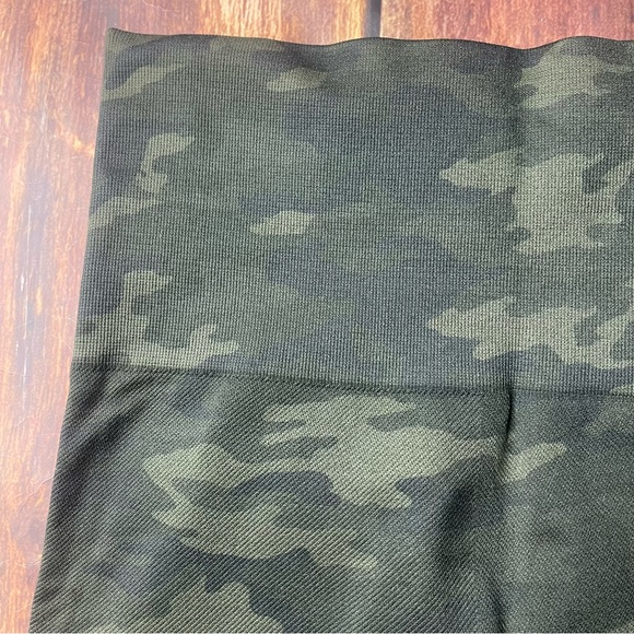 SPANX Camo Seamless Leggings. XS - Picture 2 of 6